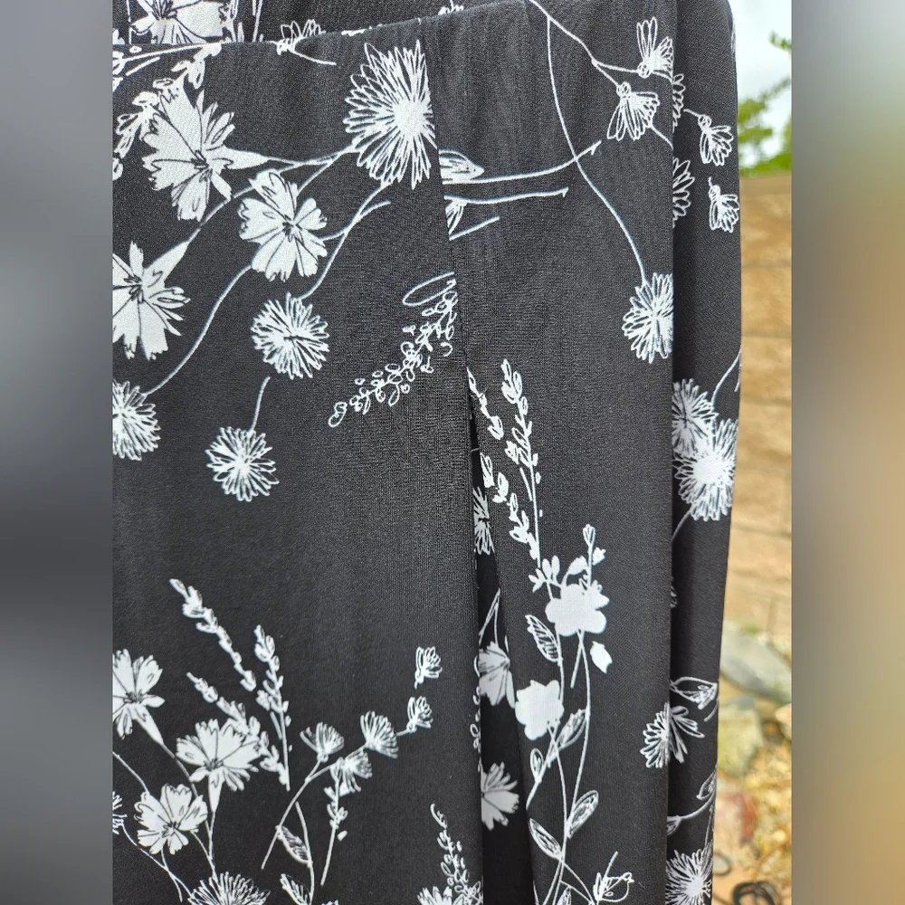 NWT Gilli Black and White Floral A-line Skirt - Picture 5 of 6